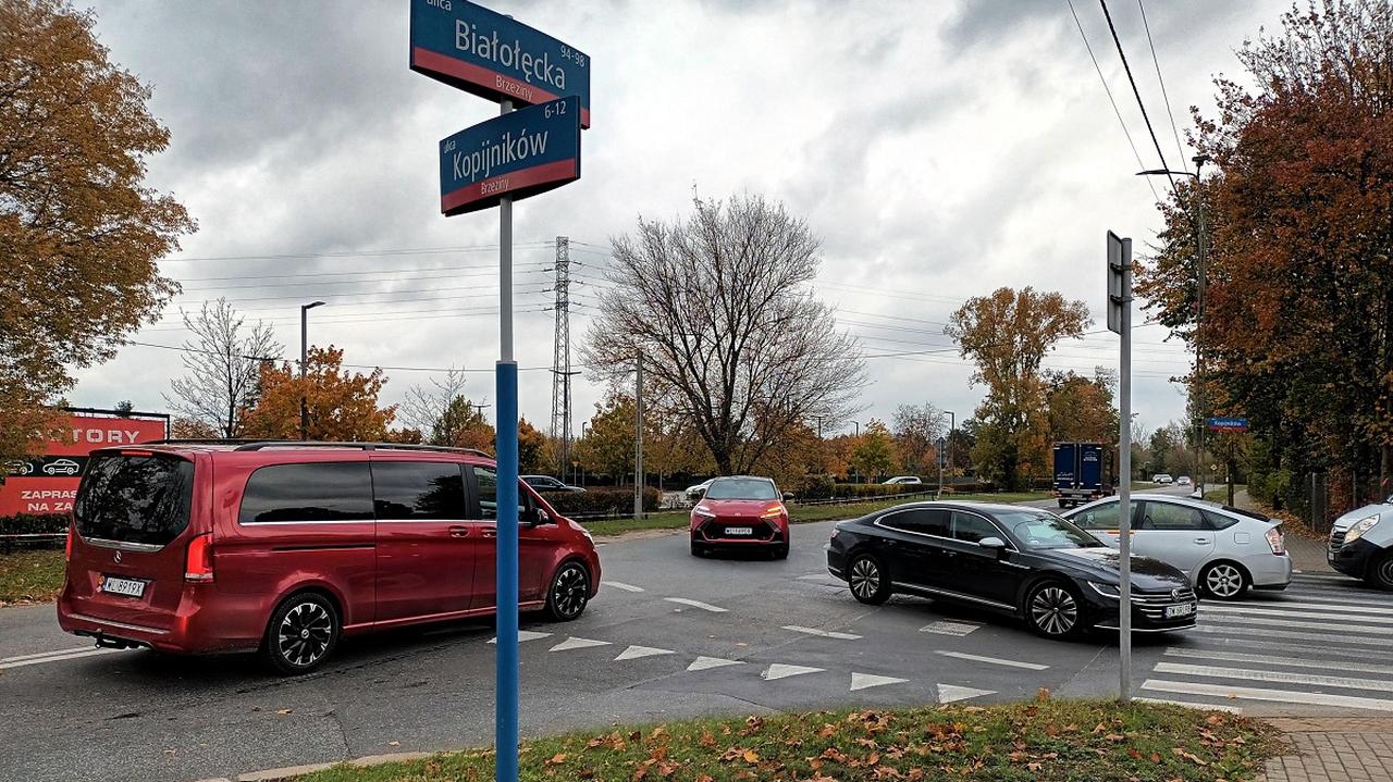 Po deszczu ta ulica zmienia się w rozlewisko. Wreszcie ją przebudują