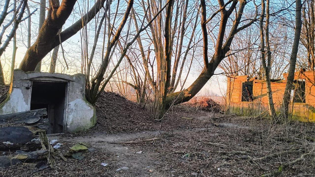 Spał w piwnicy pustostanu, trafił do szpitala. "Jeden telefon może uratować życie"