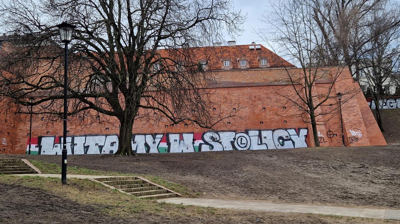 Ogromne graffiti na zabytkowym murze. Remont skończył się dwa tygodnie temu