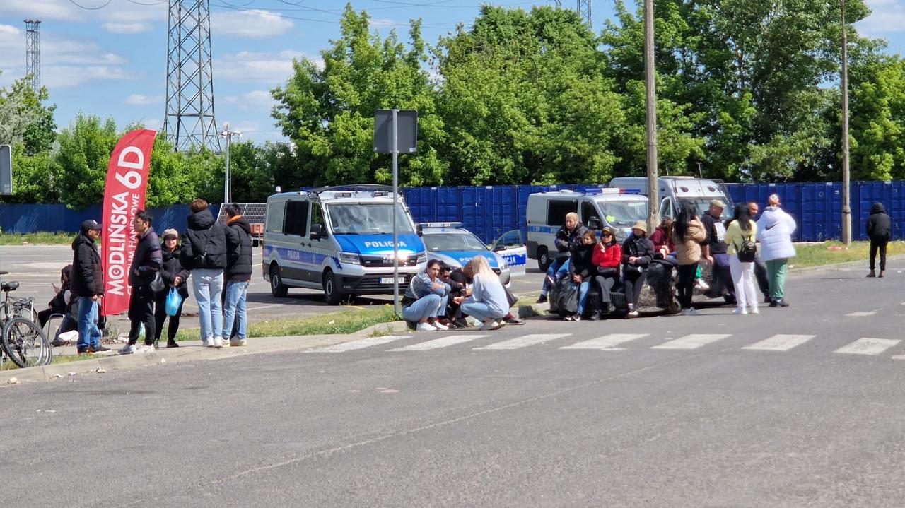 Kupcy koczują przed halą, niektórzy tam nocowali. Zarządca o stratach