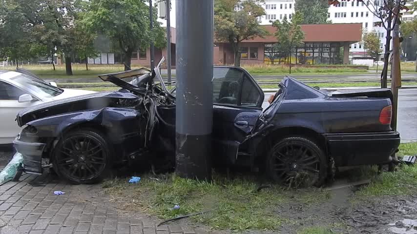 Wypadek w Słupsku. Rozbite BMW na ul. Deotymy. Auto wpadło na