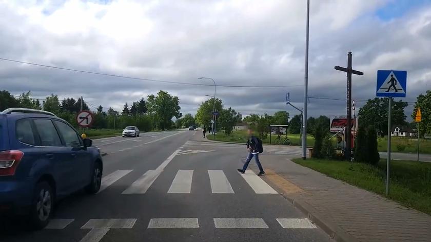 Dziecko próbuje przejść przez pasy na Płochocińskiej