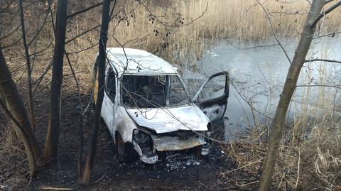 Pożar busa w stawie w miejscowości Adamów
