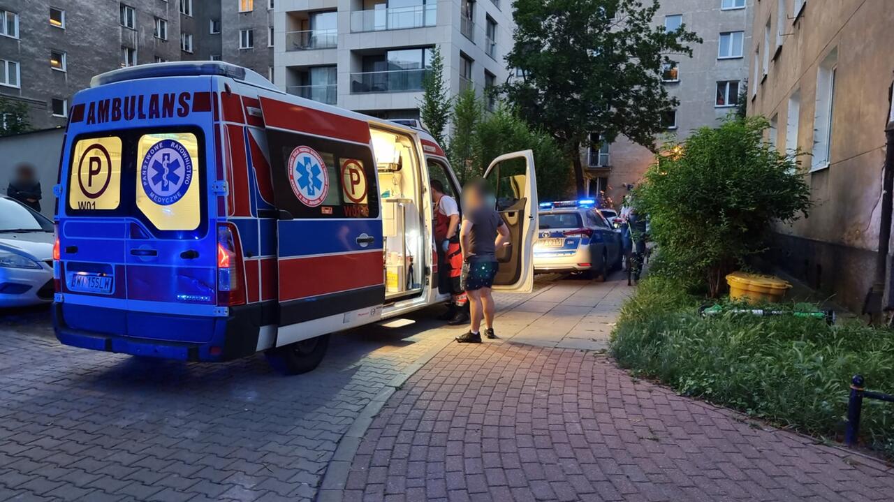 Warszawa. Awantura na Ochocie. Trzy osoby trafiły do szpitala. Poszło o głośne słuchanie muzyki przed bloki... - TVN24