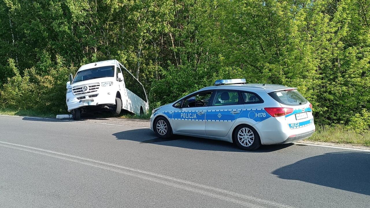 Autobus w rowie, obok dwóch pijanych. Do kierowania się nie przyznają