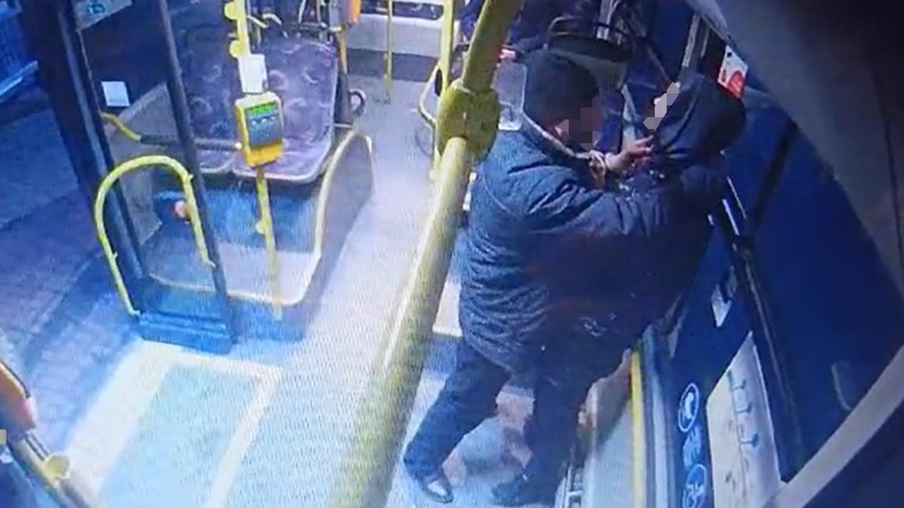 Nożem groził nastolatkowi w autobusie, żądał pieniędzy. Kierująca postanowiła działać