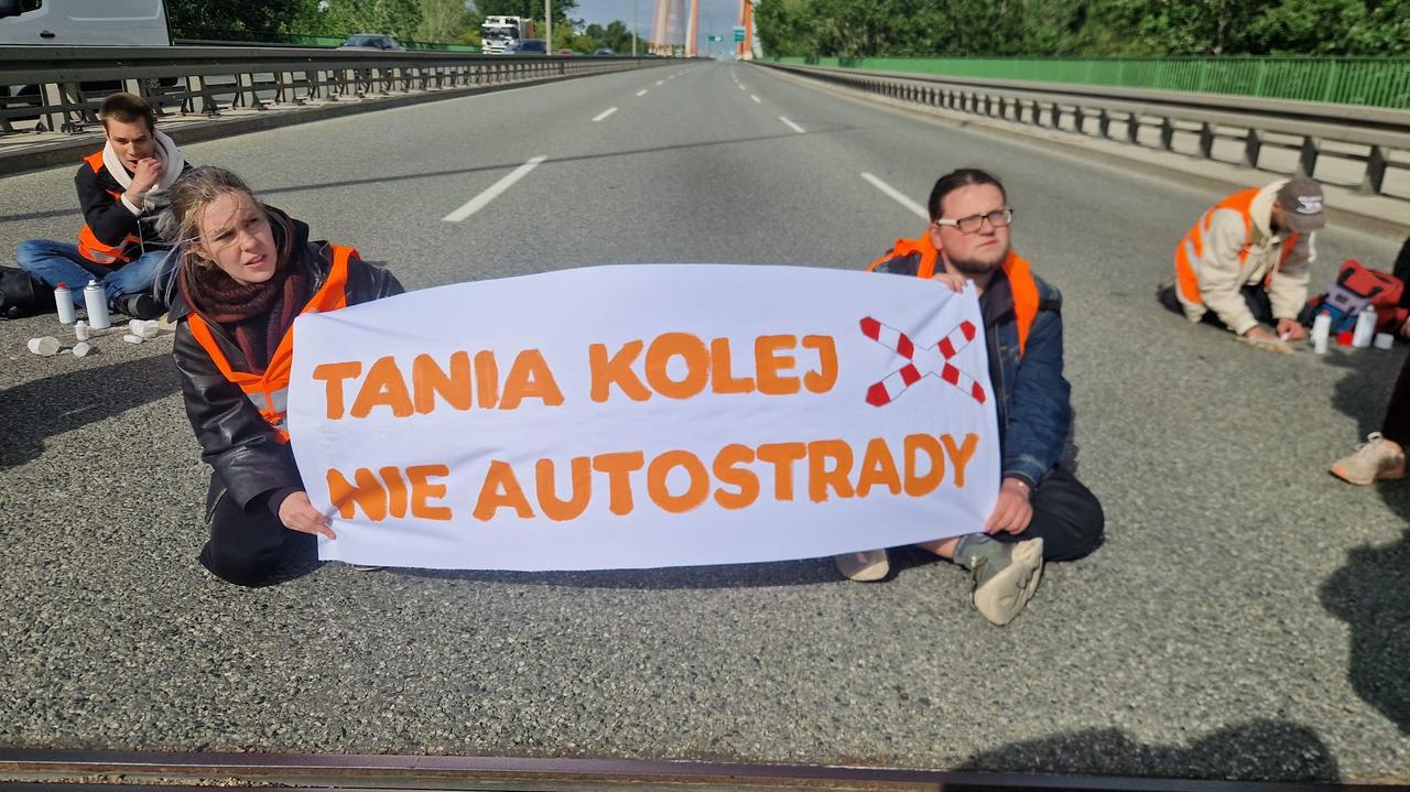 Aktywiści zablokowali most Siekierkowski