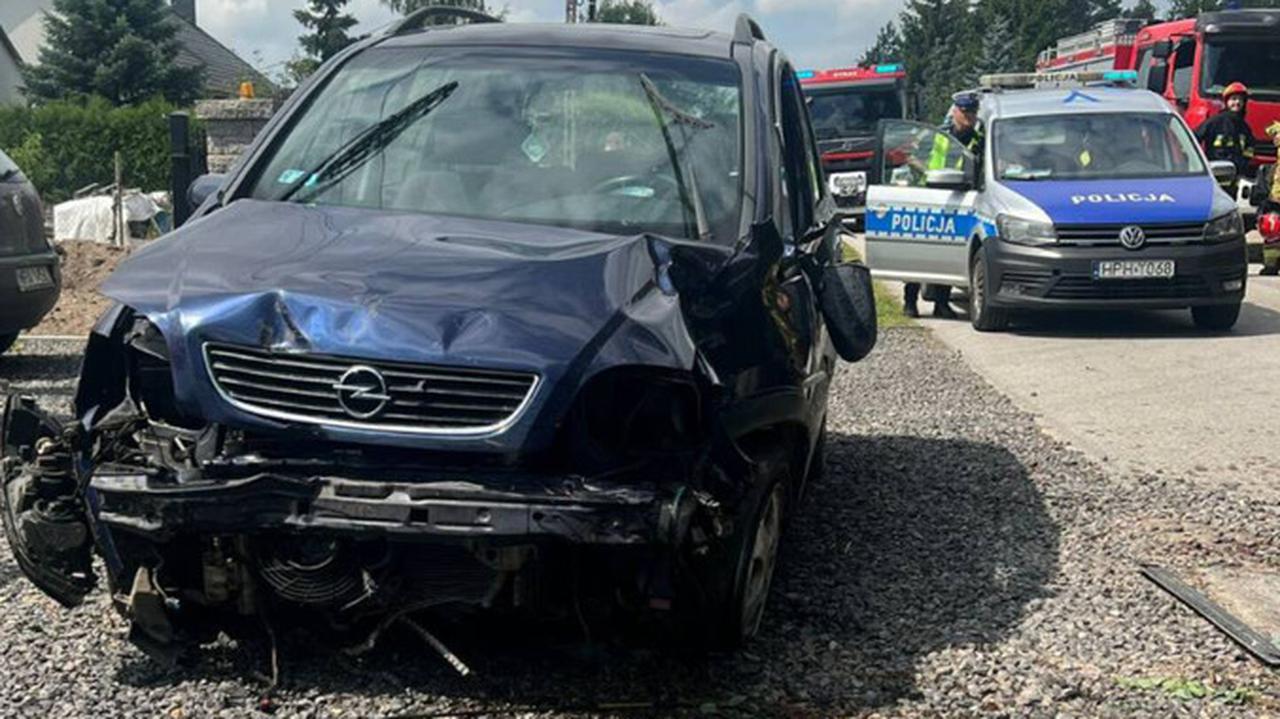 Dachowali w rowie. Za kierownicą 15-latek, pasażerem 10-latek. Obaj zostali ciężko ranni