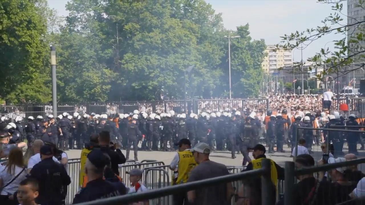 Chcieli wedrzeć się na teren stadionu. W stronę policji i ochrony poleciały butelki