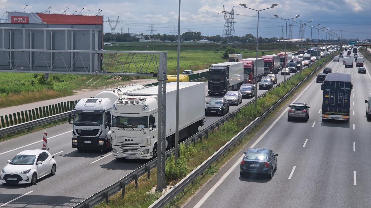 Siedem kilometrów korka po wypadku na S8