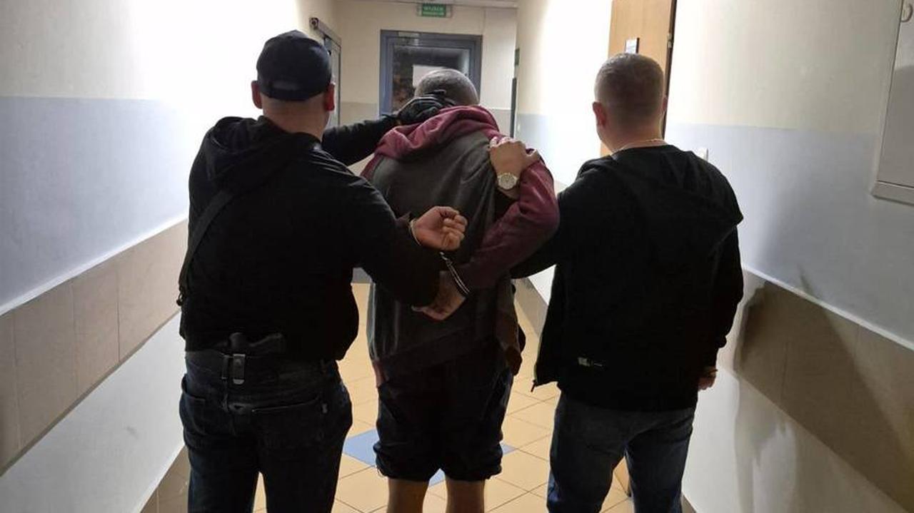 Zaatakował, pobił i okradł mężczyznę na przystanku. "Bez powodu i bez słowa"