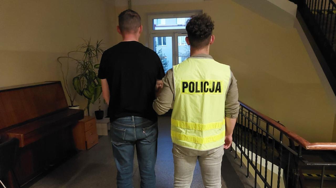 Napastował pracownicę sklepu. Uderzył ochroniarza i groził mu nożem