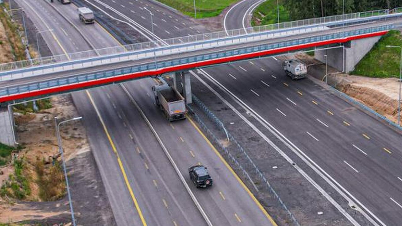 Samochód uderzył w bariery i dachował. Jedna osoba nie żyje