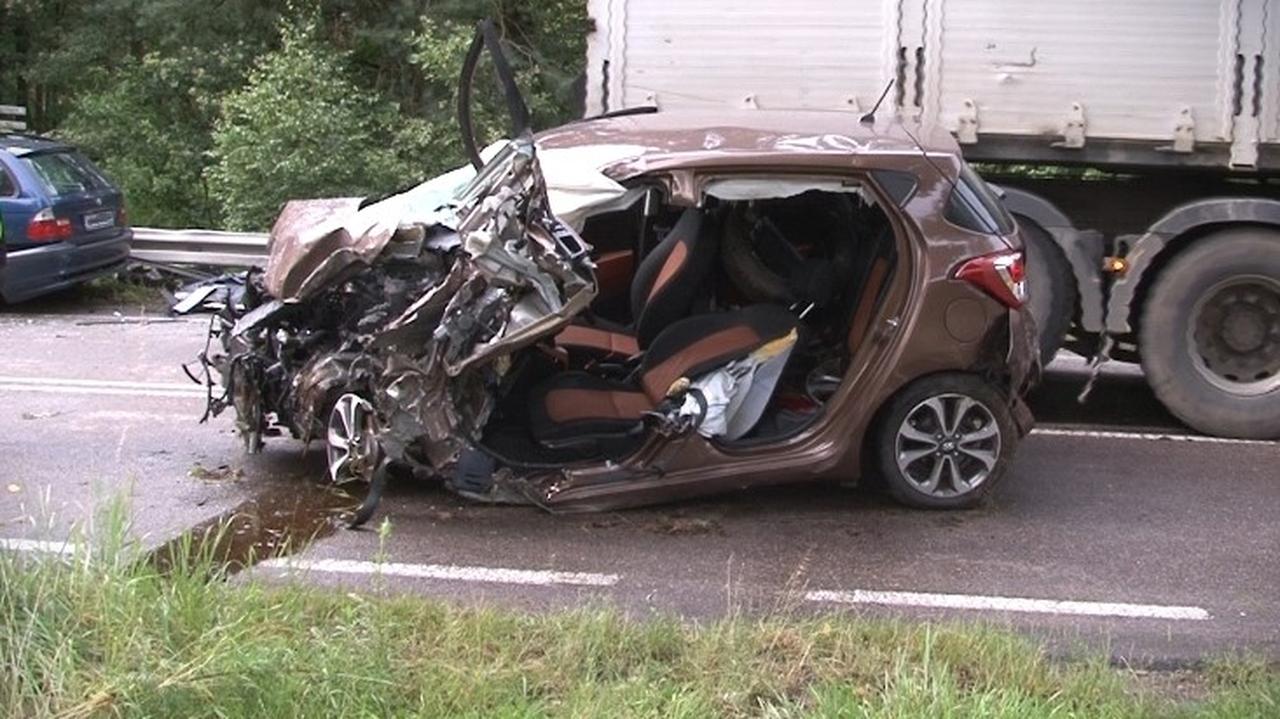 Ciężarówka wpadła w poślizg i uderzyła w dwa auta. Nie żyje kobieta