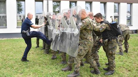 Mazowieccy policjanci szkolą żołnierzy przed służbą przy granicy polsko-białoruskiej