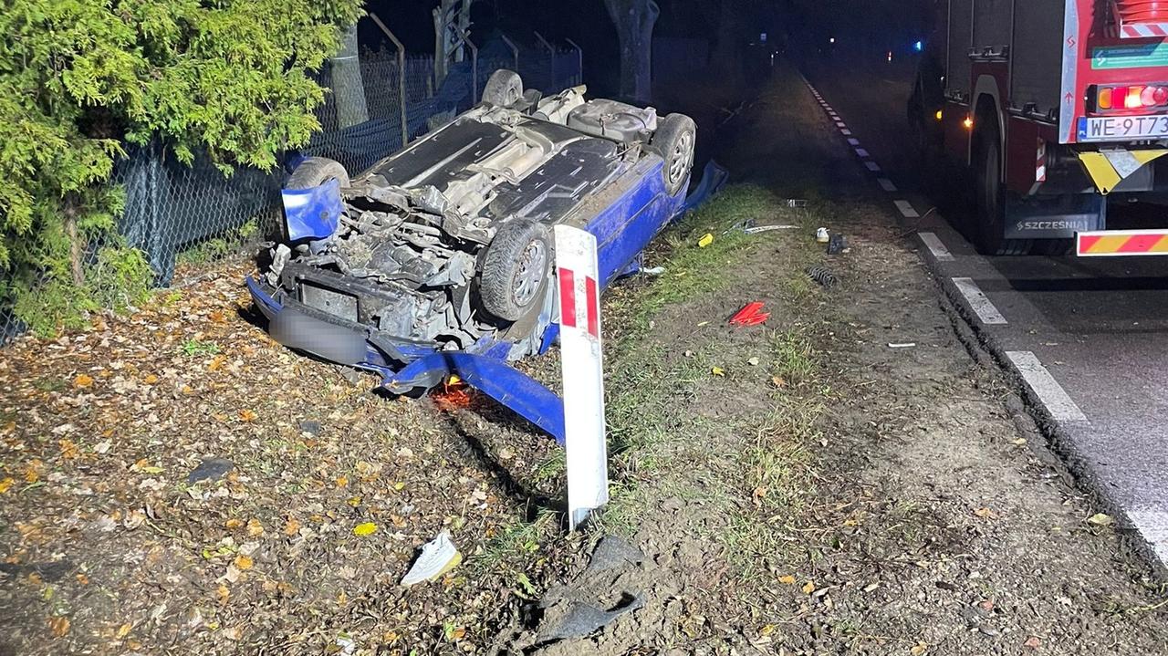 Uderzył w ogrodzenie i dachował. Trafił do szpitala