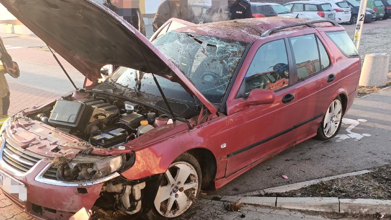 Dachowanie i uszkodzony znak. Jechała z dwoma pasażerami, była pijana