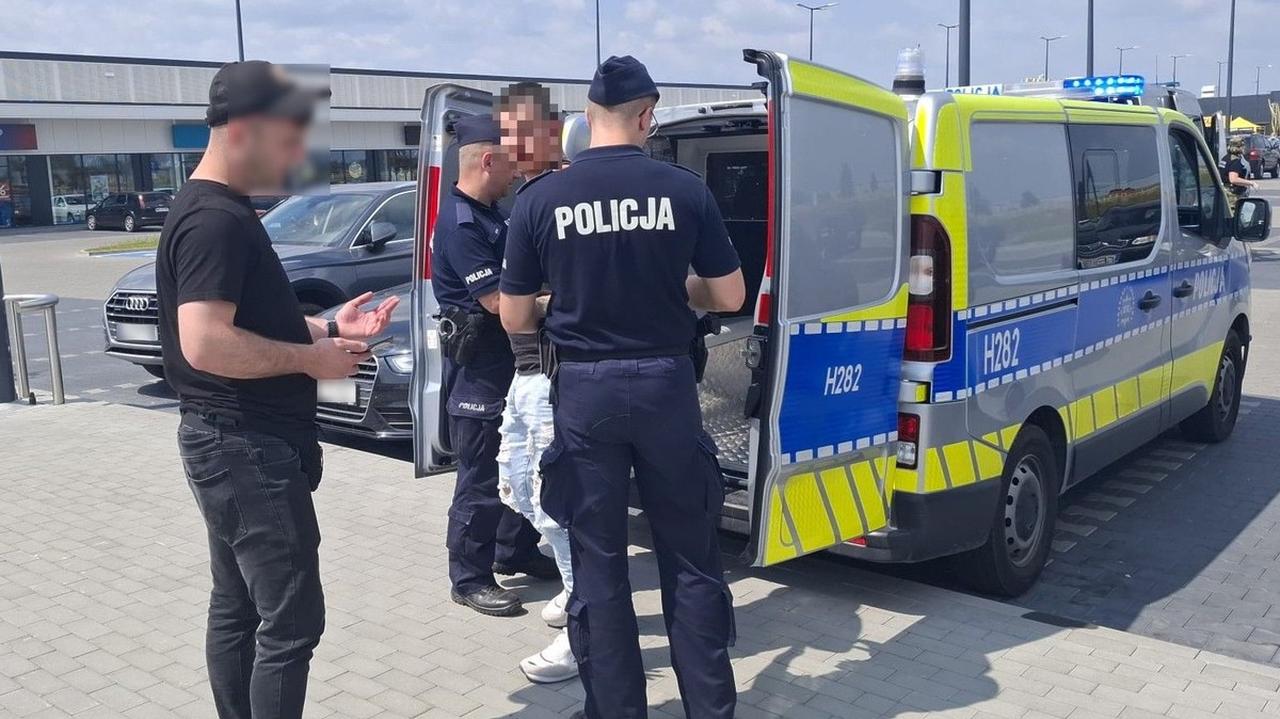 Za kierownicą Białorusinka, obok Argentyńczyk, z tyłu i w bagażniku Afgańczycy