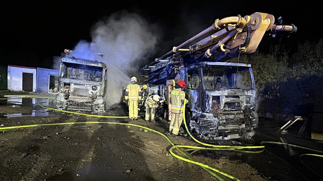 Nocny pożar pod Warszawą. Całkowicie spłonęły dwie ciężarówki