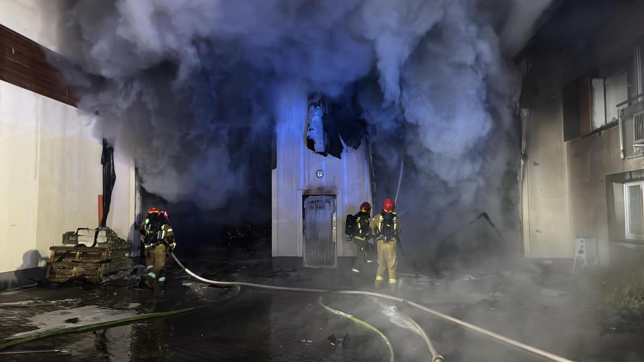 Kłęby dymu w warsztacie w Sulejówku