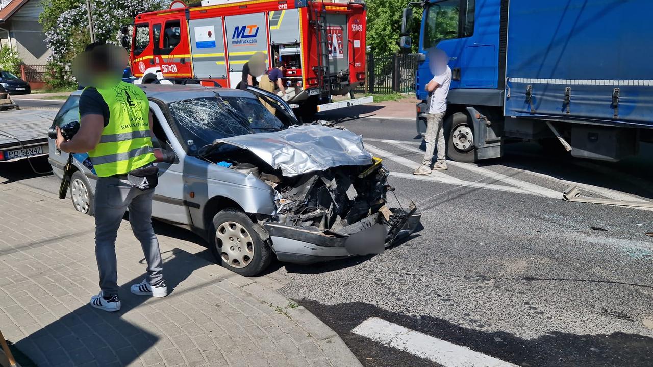 Auto osobowe rozbite po zderzeniu z tirem