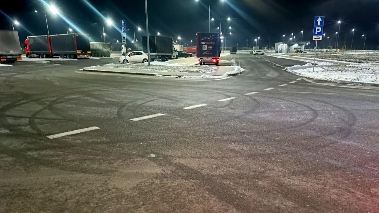 Parking "pomylił" z torem wyścigowym. Nie spodziewał się, że obserwowali go policjanci