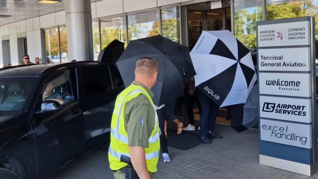 Warschau. Taylor Swift ist bereits in Polen. Sie landete am ChopinFlughafen Nachrichten aus