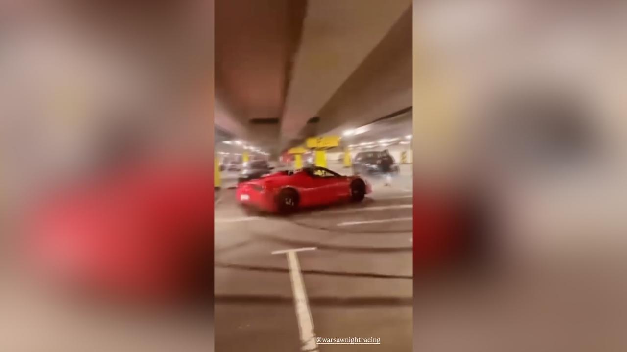 Drift na parkingu. Uderzył w inne auto i odjechał