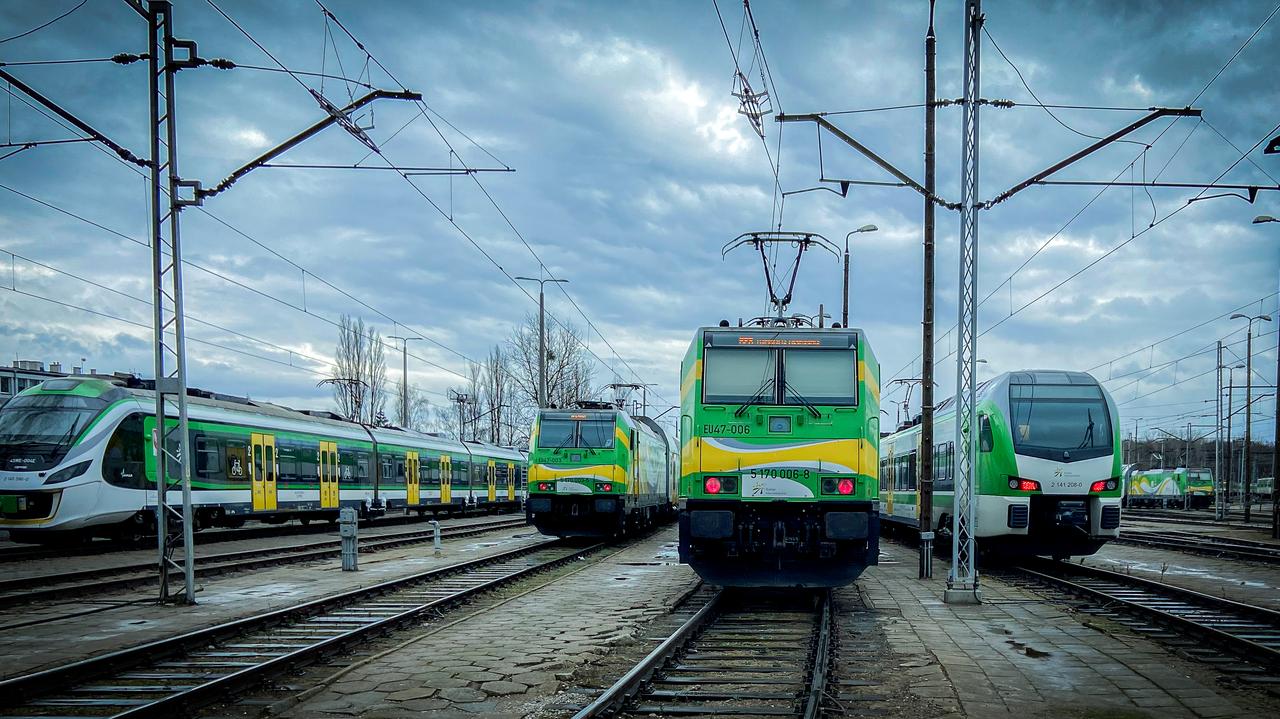 Auto zderzyło się z szynobusem Kolei Mazowieckich. Wstrzymany ruch na szlaku