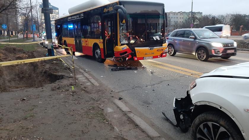 Zderzenie samochodu osobowego z autobusem na Kasprzaka