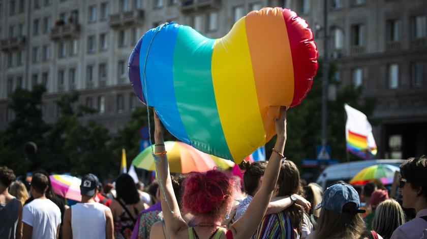 Parada Równości przeszła przez Warszawę. Wideo z 19 czerwca 2021