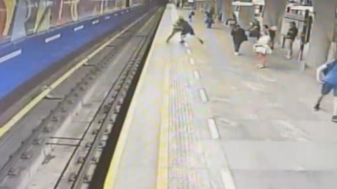 Pijany mężczyzna próbował zepchnąć nastolatka na tory metra