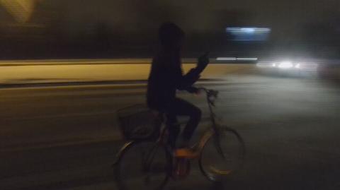 Nieoświetlony rowerzysta na Sobieskiego