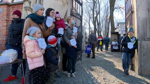 Rodzina rozdawała przed bramą Honoraty ulotki informacyjne o pomocy uchodźcom 