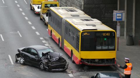 Zderzenie samochodów i autobusu miejskiego przy GUS-ie