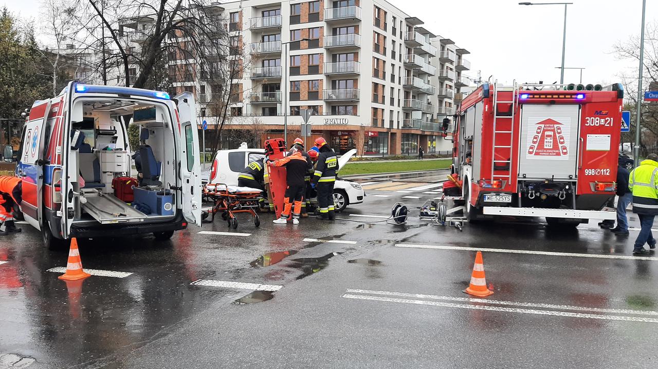Zderzenie trzech aut. Strażacy wycinali kierowcę