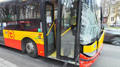 Zderzenie samochodu z autobusem w Wawrze