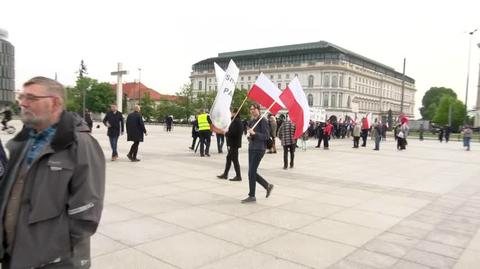 Okrzyki pod pomnikiem Ofiar Tragedii Smoleńskiej