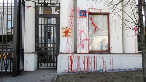 Ogrodzenie ambasady Rosji zostało oblane czerwoną farbą