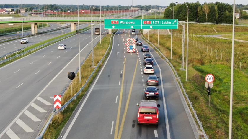 "Wąskie gardło" przy zjeździe z S2 w stronę Lublina (wideo bez dźwięku)