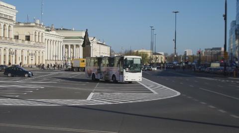 Autobusy podmiejskie jadą przez parking