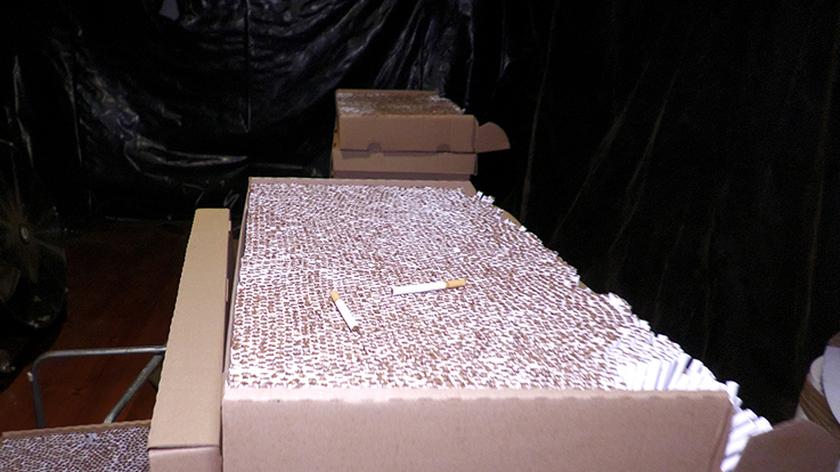 Funkcjonariusze CBŚP i KAS w piwnicy odkryli nielegalną fabrykę papierosów