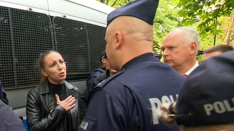 Posłanka KO Kingi Gajewskiej siłą wciągnięta do radiowozu przez policję. Relacja reportera TVN24