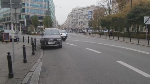 Volkswagen zaparkowany na środku ulicy