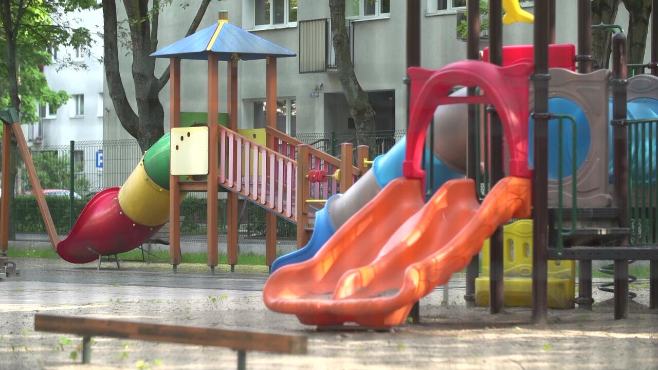 Otwierają place zabaw.