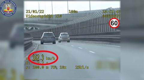Stołeczna drogówka pokazała nagrania kierowców, którzy znacznie przekroczyli dopuszczalną prędkość (wideo bez dźwięku) (materiał z 04.02.2022)