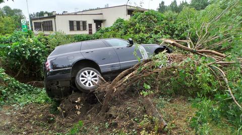 Auto terenowe wypadło z drogi na Gocławiu 