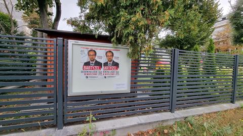 Plakaty wyborcze w gablocie na płocie przedszkola