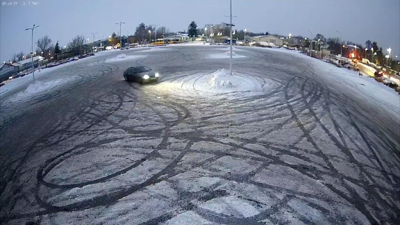 Driftował na targowisku. Okazało się, że jest poszukiwany