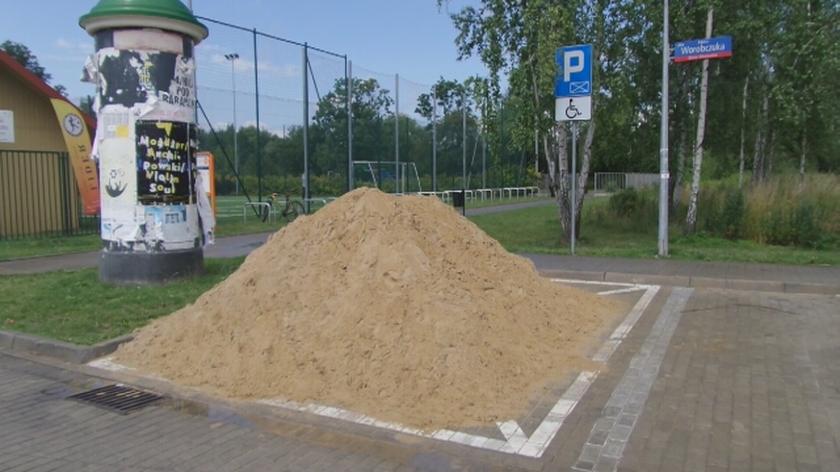 Góra piachu zablokowała miejsce parkingowe